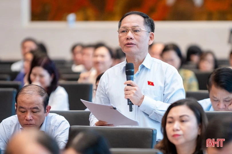 Phó Trưởng đoàn chuyên trách Đoàn ĐBQH tỉnh - Trần Đình Gia thảo luận góp ý nhiều nội dung tại Hội nghị đại biểu Quốc hội hoạt động chuyên trách lần thứ 6.