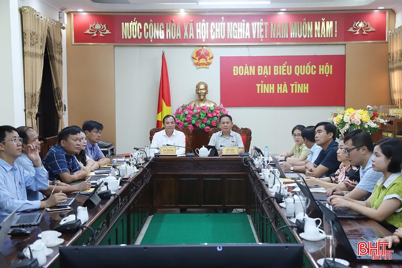 Bí thư Tỉnh ủy, Trưởng đoàn ĐBQH tỉnh Hoàng Trung Dũng và Phó Trưởng đoàn chuyên trách Đoàn ĐBQH tỉnh Trần Đình Gia điều hành điểm cầu Hà Tĩnh tham dự hoạt động chất vấn tại Phiên họp thứ 36 Ủy ban Thường vụ Quốc hội. 241001doandbqhchuanbikyhop8a1-5390.jpg