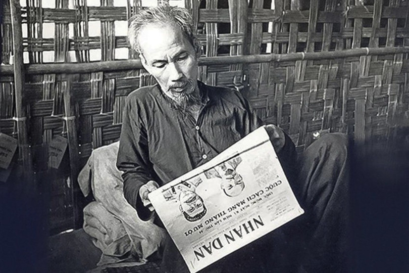 Bác Hồ đọc báo Nhân dân. Ảnh Tư liệu 106d1061421t61118l0.jpg