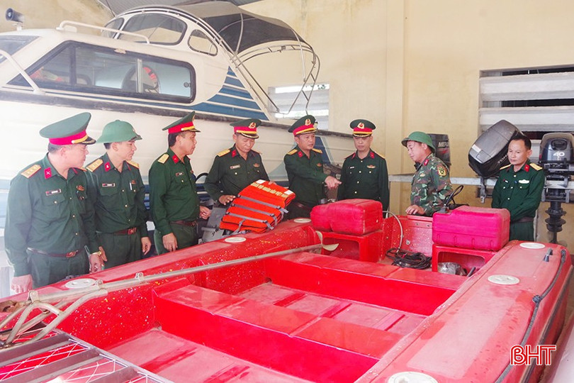 Lãnh đạo Bộ CHQS tỉnh kiểm tra công tác sẵn sàng phương tiện tại huyện Cẩm Xuyên. a-3-lanh-dao-bo-chqs-tinh-kiem-tra-cong-tac-san-sang-phuong-tien-tai-huyen-cam-xuyen-6594-7404.jpg