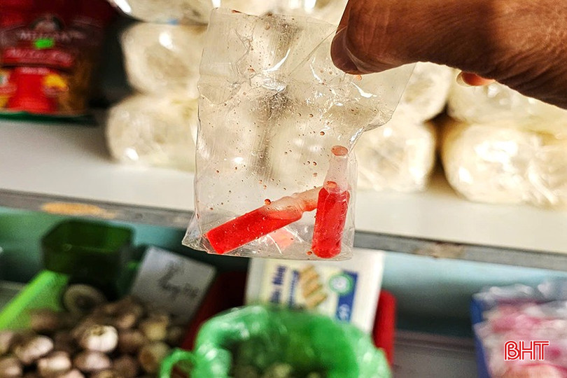 Bao thuốc ni-lon đựng các lọ thuốc diệt chuột đã bị bóc dở, còn để lại khá nhiều giọt thuốc đỏ dính vào bên trong Bao thuốc ni-lon đựng các lọ thuốc diệt chuột đã bị bóc dở, còn để lại khá nhiều giọt thuốc đỏ dính vào bên trong