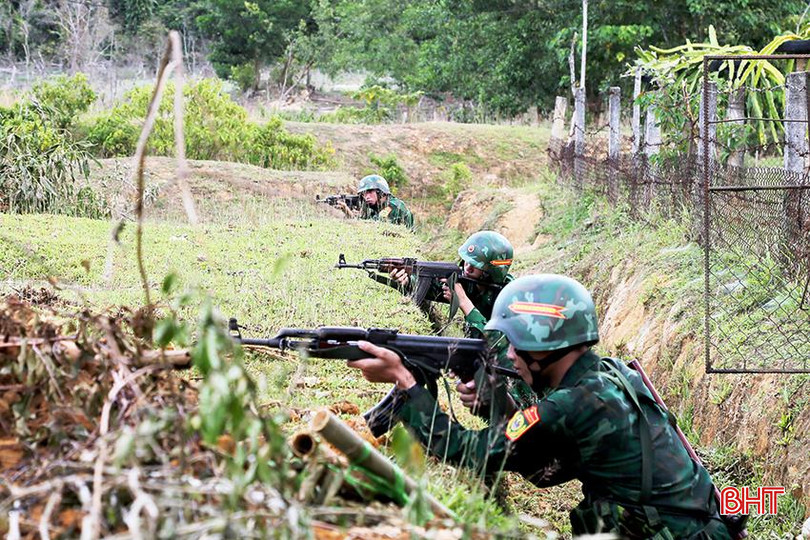 Cán bộ, chiến sỹ Đồn Biên phòng Hòa Hải (BĐBP Hà Tĩnh) diễn tập nổ súng tiêu diệt địch.