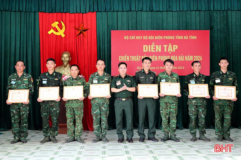 Đại tá Nguyễn Ngọc Nguyên - Phó Chỉ huy trưởng, Tham mưu trưởng BĐBP Hà Tĩnh trao thưởng cho các cá nhân có thành tích xuất sắc trong diễn tập.