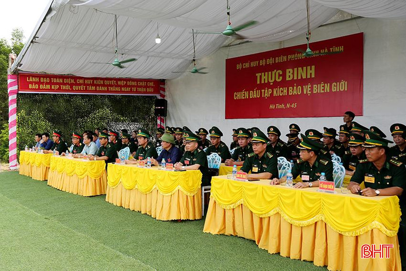Các đại biểu tham quan diễn tập chiến thuật Đồn Biên phòng Hòa Hải.