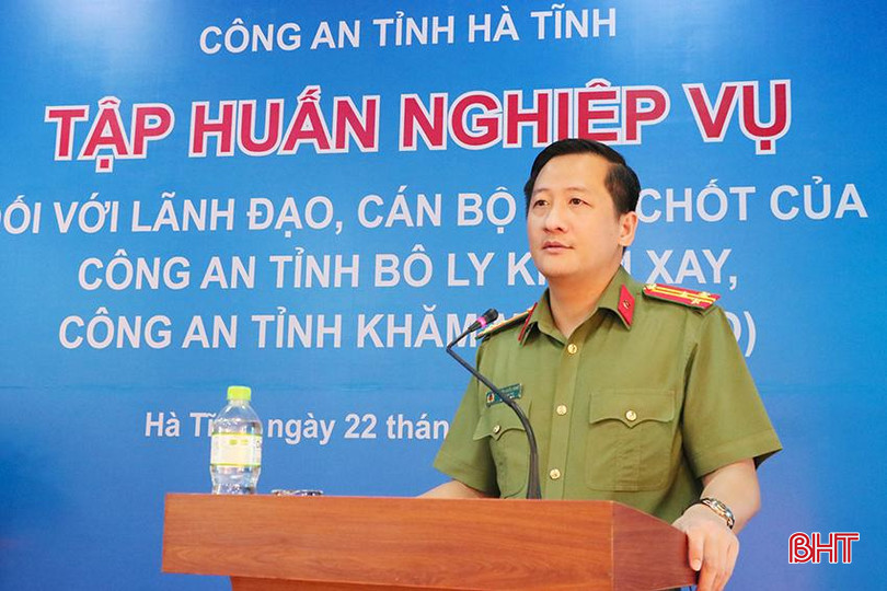 Thượng tá Nguyễn Quốc Hùng, phát biểu tại buổi khai giảng lớp tập huấn.JPG