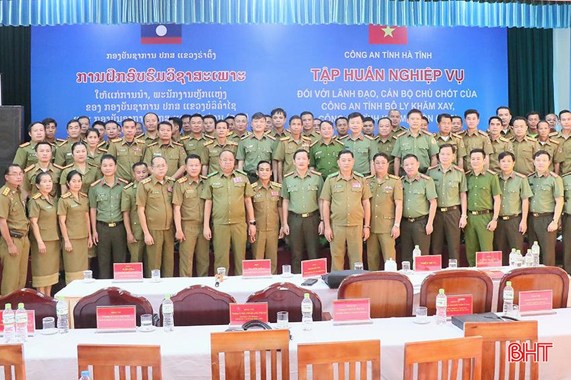 Các đại biểu chụp ảnh lưu niệm.