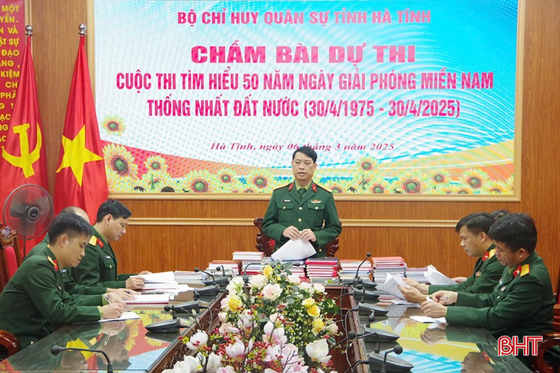 Ban tổ chức tiến hành chấm các bài dự thi.