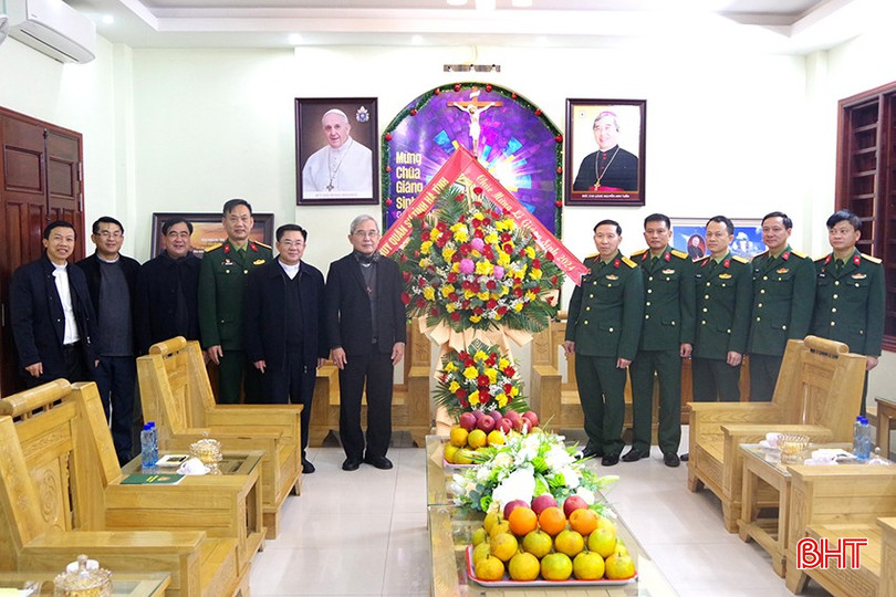 Đại tá Võ Quang Thiện - Chính ủy Bộ CHQS tỉnh tặng hoa, chúc mừng Tòa Giám mục Giáo phận Hà Tĩnh bqbht_br_3-1.jpg