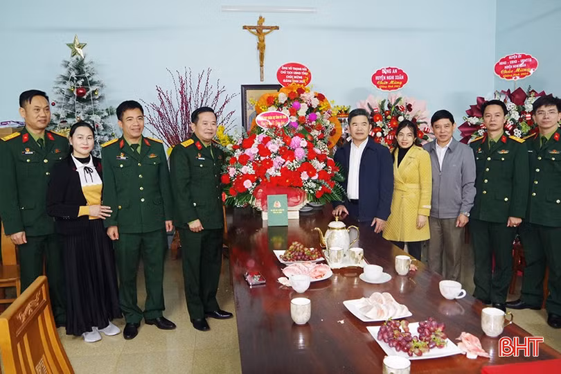 Đại tá Nguyễn Xuân Thắng - Chỉ huy trưởng Bộ CHQS tỉnh chúc mừng linh mục, chức sắc, chức việc và bà con Giáo xứ Yên Lĩnh (xã Xuân Hồng, huyện Nghi Xuân).