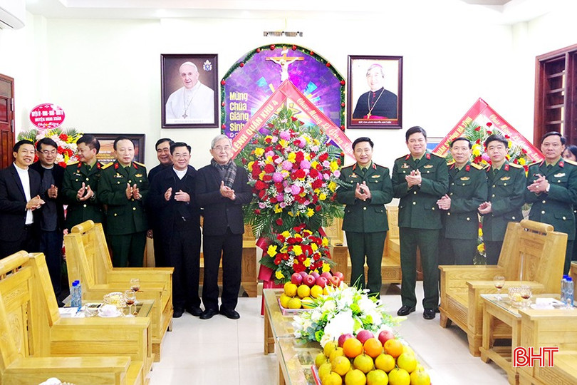 Thiếu tướng Đoàn Xuân Bường - Phó Chính ủy Quân khu 4 và các thành viên đoàn tặng hoa, chúc mừng Tòa Giám mục Giáo phận Hà Tĩnh. bqbht_br_1-1.jpg