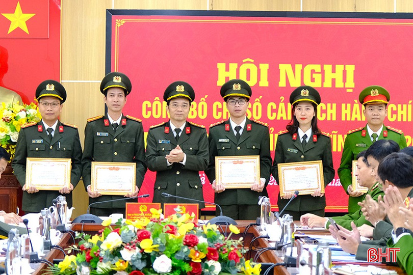 ... và cá nhân có thành tích xuất sắc trong công tác xác định chỉ số cải cách hành chính. bqbht_br_tang-giay-khen-cho-cac-ca-nhan-co-thanh-tich-xuat-sac-trong-xac-dinh-chi-so-cai-cach-hanh-chinh-trong-cong-an-ha-tinh-nam-2024.jpg