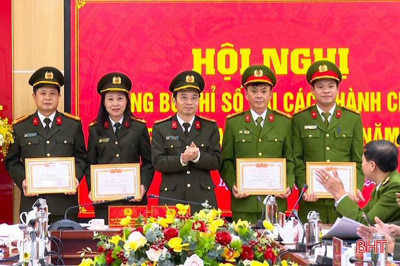 Giám đốc Công an tỉnh trao giấy khen cho các tập thể... bqbht_br_tang-giay-khen-cho-cac-tap-the-co-thanh-tich-xuat-sac-trong-xac-dinh-chi-so-cai-cach-hanh-chinh-trong-cong-an-ha-tinh-nam-2024.jpg