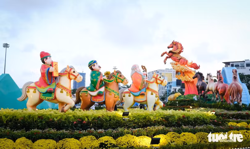 Tạo hình ngựa là vật cưỡi của ba ông Phúc - Lộc - Thọ - Ảnh: TẤN LỰC