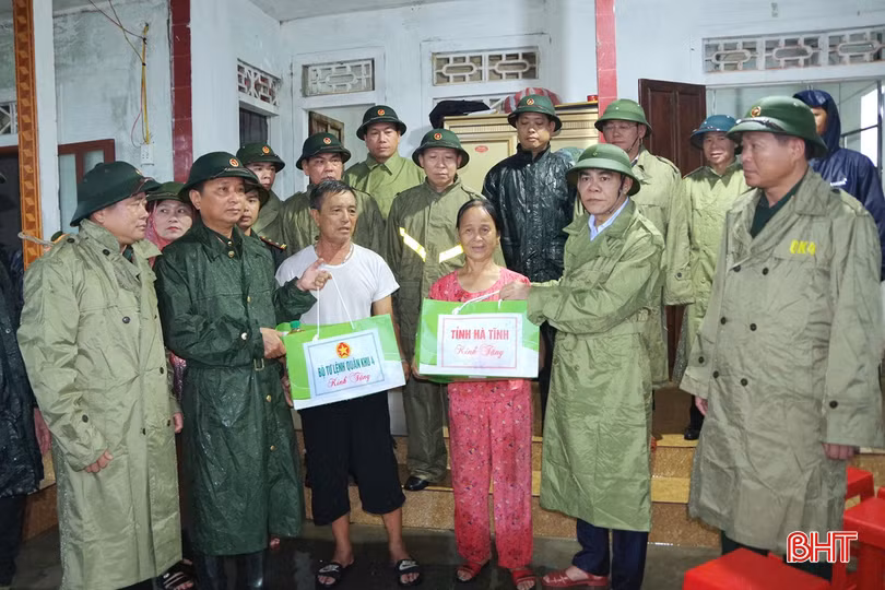 Lãnh đạo Quân khu 4 và lãnh đạo tỉnh tặng quà động viên các gia đình tại xã Cẩm Dương có nhà bị tốc mái.