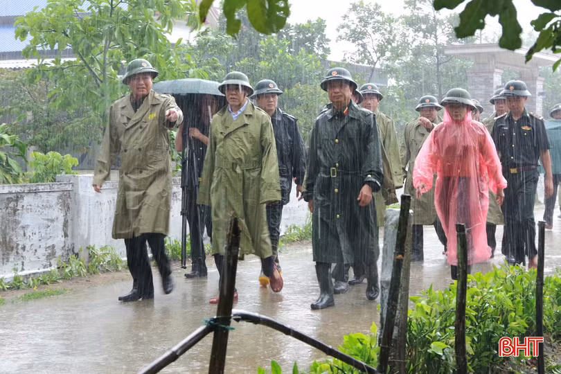 Đoàn kiểm tra công tác khắc phục hậu quả lốc xoáy tại xã Cẩm Dương, huyện Cẩm Xuyên.