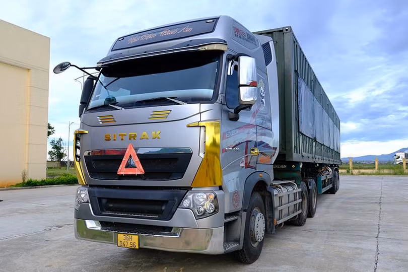 Xe ô tô đầu kéo mang BKS 36H 047.96 kéo theo sơ mi rơ mooc BKS 36R 014.24 do Đỗ Khắc Hải điều khiển.JPG