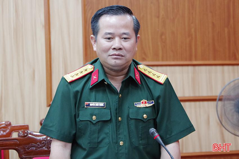 Đại tá Nguyễn Xuân Thắng - Chỉ huy trưởng Bộ CHQS tỉnh chúc mừng các đồng chí vừa được điều động, bổ nhiệm. Đồng thời, bày tỏ mong muốn trên cương vị mới, các đồng chí sẽ giúp sức cùng Bộ CHQS tỉnh Hà Tĩnh và các cơ quan, đơn vị trong lực lượng vũ trang tỉnh hoàn thành xuất sắc các nhiệm vụ... 4.JPG