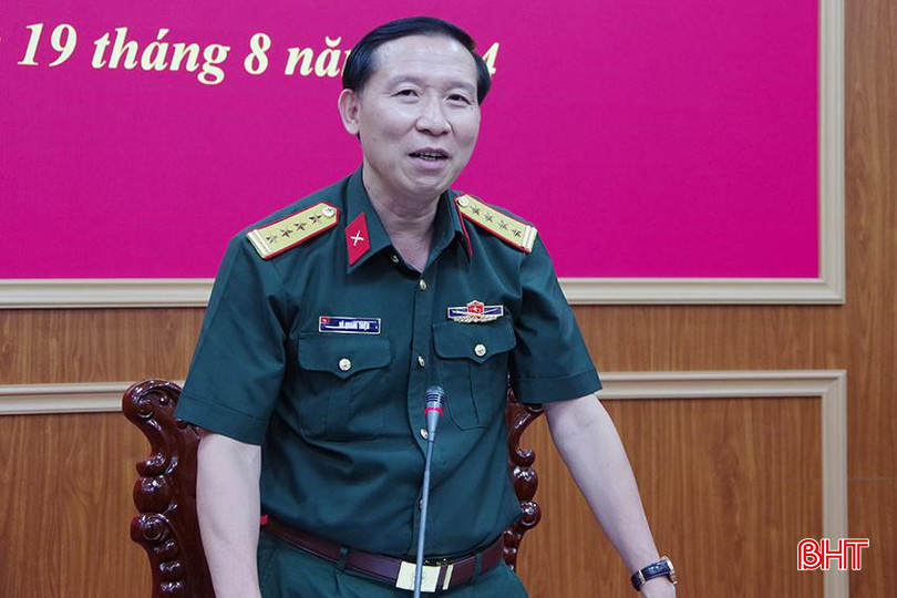 Đại tá Võ Quang Thiện - Phó Bí thư Đảng ủy, Chính ủy Bộ CHQS tỉnh phát biểu tại hội nghị. 5.JPG