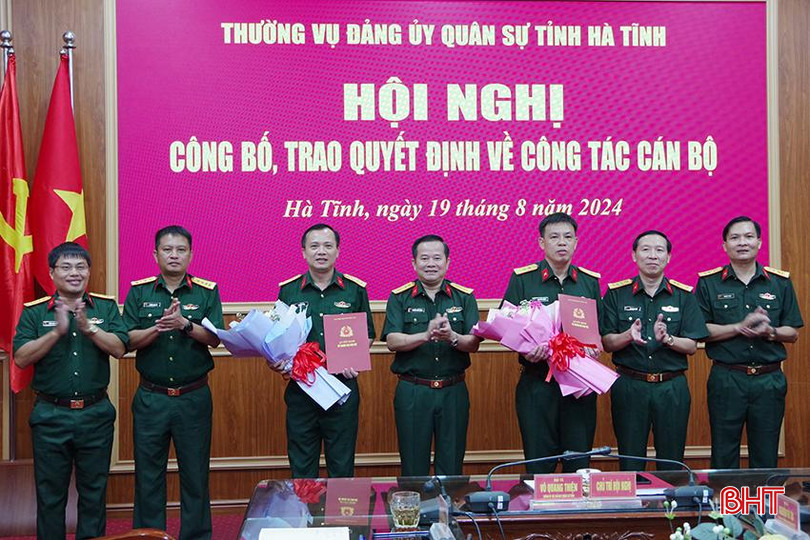 Lãnh đạo Bộ CHQS tỉnh trao quyết định của Quân khu 4 và tặng hoa chúc mừng 2 đồng chí nhận nhiệm vụ mới. 2.JPG