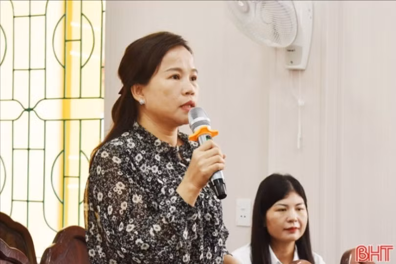 Cử tri Phan Thị Mai - Phó Chủ tịch HĐND xã Thạch Kim đề nghị Công trình cấp nước sạch Thạch Bằng cải thiện chất lượng nước sạch để đảm bảo sức khỏe cho hàng nghìn hộ dân đang sử dụng.