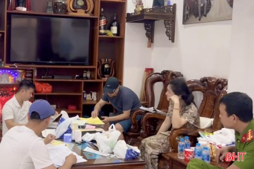 Cơ quan công an khám xét nhà các đối tượng trong đường dây đánh bạc. bqbht_br_co-quan-ca-kham-xet-nha-cac-doi-tuong-trong-duong-day-danh-bac-bang-hinh-thuuc-ca-do.jpg