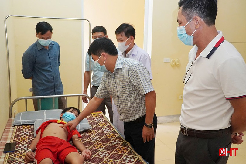 Đoàn công tác Trung tâm Kiểm soát bệnh tật Hà Tĩnh kiểm tra sức khỏe bệnh nhân đang điều trị tại Trung tâm Y tế huyện Lộc Hà. kiem-tra-suc-khoe-benh-nhan-tai-trung-tam-y-te-loc-ha-6962.jpg