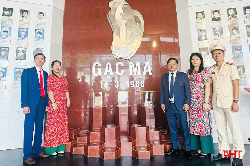 Các đại biểu Hà Tĩnh chụp ảnh lưu niệm tại Khu tưởng niệm chiến sĩ Gạc Ma.