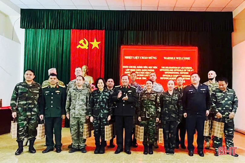 Đại tá Nguyễn Xuân Thắng - Chỉ huy trưởng Bộ CHQS tỉnh tặng quà, chụp ảnh lưu niệm cùng cán bộ, học viên Học viên Quốc phòng. bqbht_br_z6112796859920-2502aa05cc8c32860130ec1744b71638.jpg