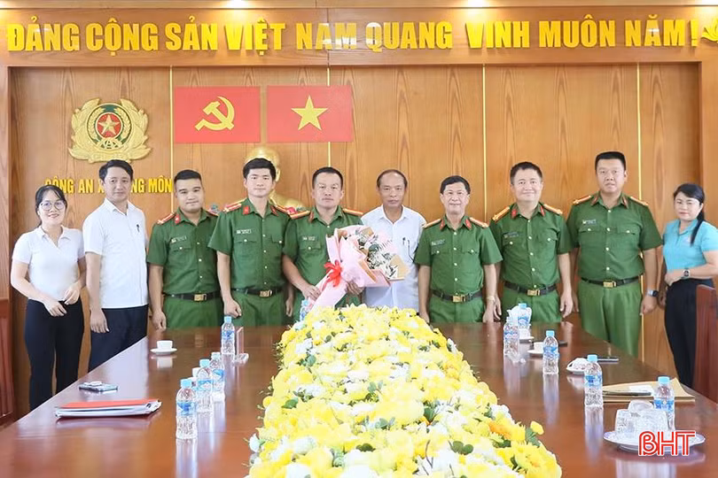 Đại tá Đặng Hoài Sơn - Phó Giám đốc Công an tỉnh chúc mừng cấp ủy, chính quyền và Công an xã Đồng Môn về hoàn thành các chỉ tiêu thu nhận hồ sơ cấp thẻ căn cước.