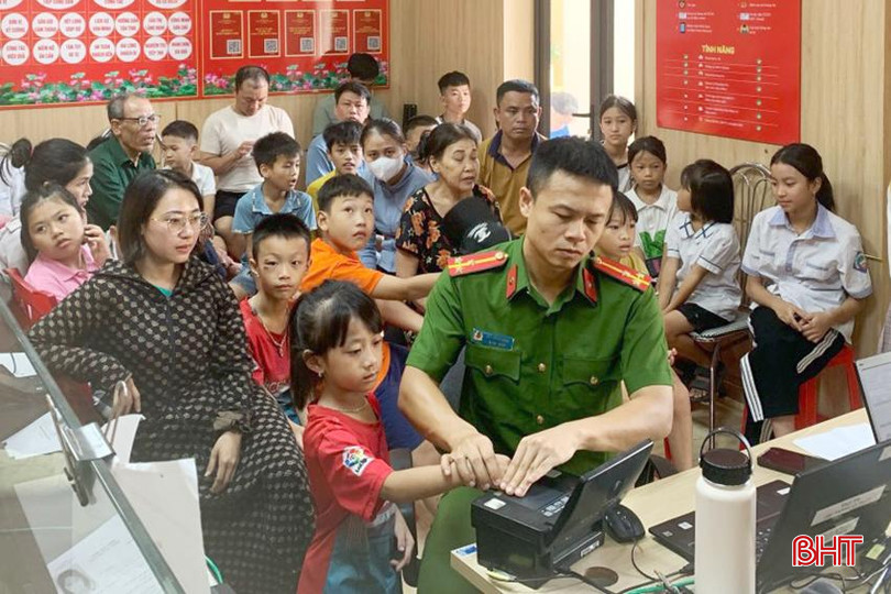Công an xã Đồng Môn cấp căn cước cho công dân trên địa bàn. 1.jpg