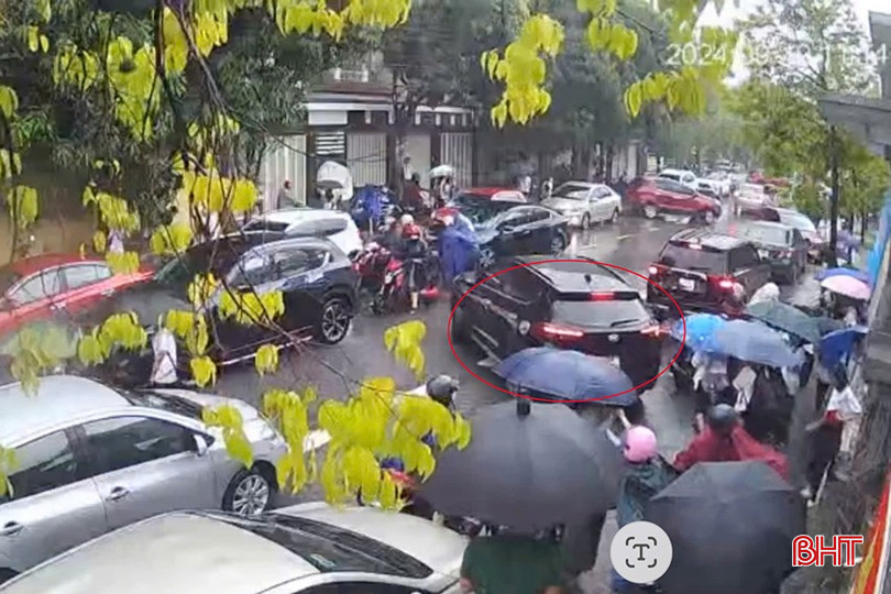 Chiếc xe rất khó khăn di chuyển khỏi cổng trường do nhiều phương tiện đang tập trung tại đây. 2 - Copy (2).jpg