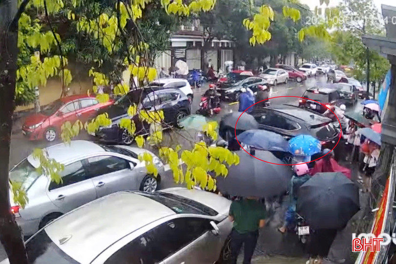 Nhiều phụ huynh bức xúc trước việc chiếc xe ô tô chạy vào sân trường đón học sinh. 1 - Copy.jpg