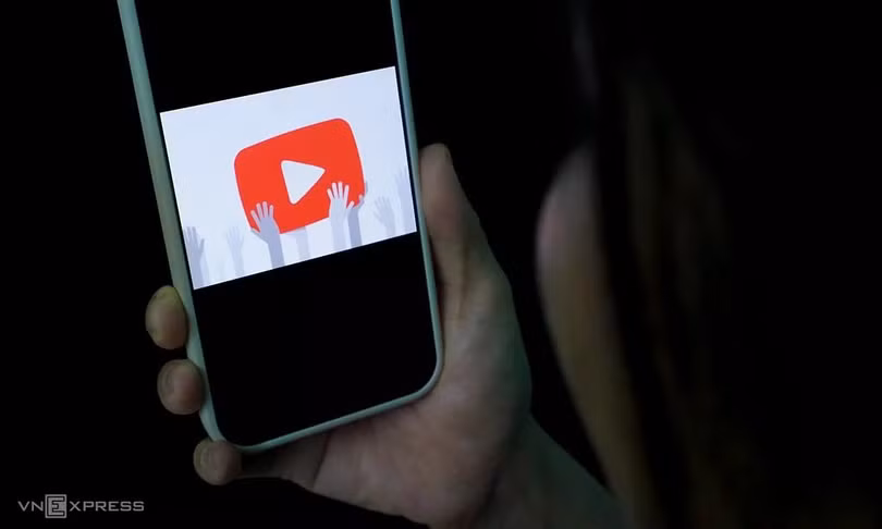 Logo YouTube trên một smartphone. Ảnh: Bảo Lâm