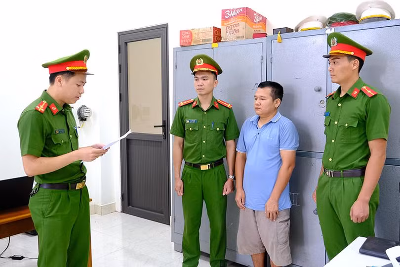 Cơ quan điều tra đọc quyết định khởi tố bị can.