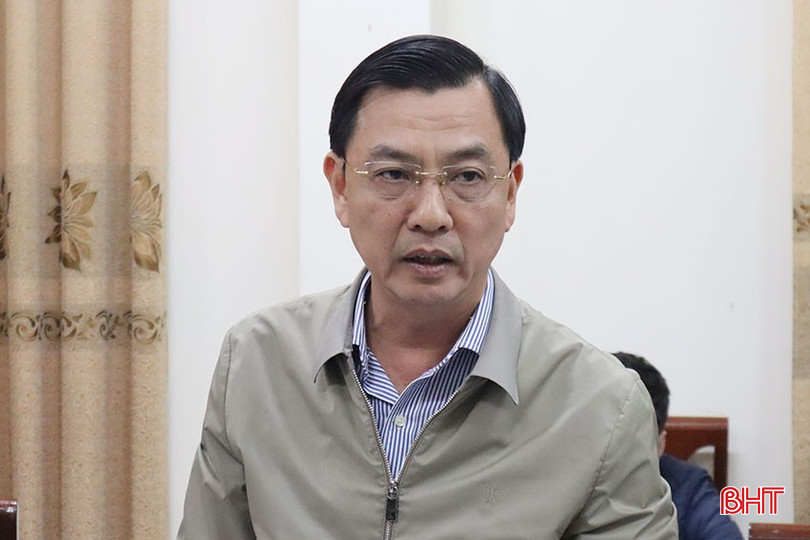 Giám đốc Sở Kế hoạch và Đầu tư Trần Việt Hà trình bày báo cáo và giải trình một số nội dung liên quan đến tờ trình, dự thảo nghị quyết trình kỳ họp. bqbht_br_img-9677.jpg