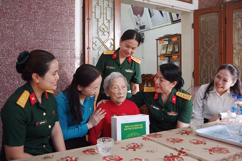 Các thành viên trong đoàn tặng quà, trò chuyện với Mẹ Việt Nam anh hùng Trần Thị Tư ở phường Nam Hà, TP Hà Tĩnh.