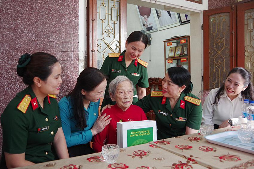 Các thành viên trong đoàn tặng quà, trò chuyện với Mẹ Việt Nam anh hùng Trần Thị Tư ở phường Nam Hà, TP Hà Tĩnh.