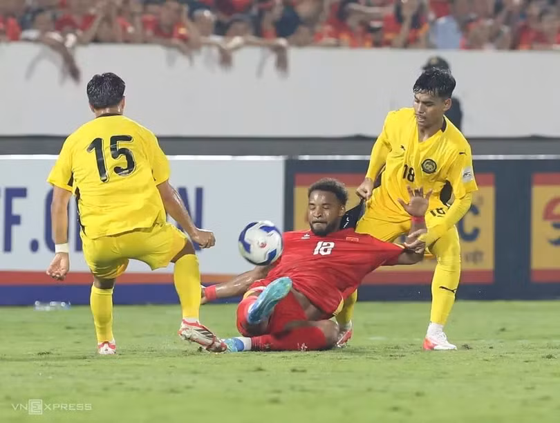 Laine (số 15) và Wilkin (số 8) trong pha tranh chấp với Xuân Son, ở trận Việt Nam hạ Malaysia 3-1 trên sân Thiên Trường, Ninh Bình ngày 31/3/2026. Ảnh: Đức Đồng