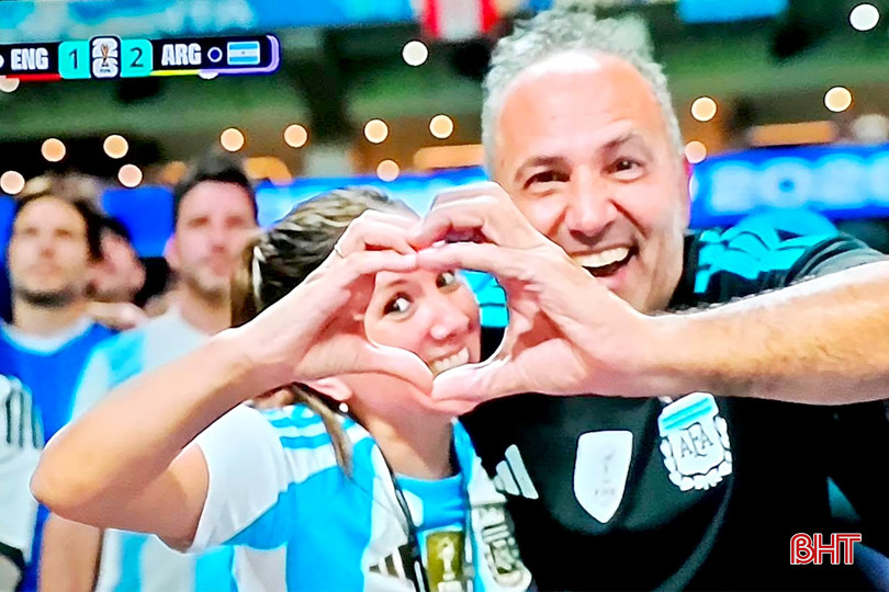 Màn ăn mừng của cổ động viên Argentina sau khi loại đội tuyển Anh.