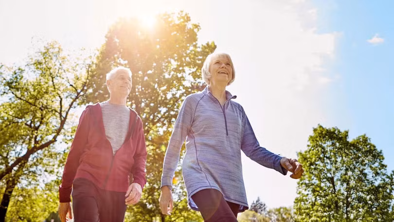 Đi bộ nhiều hơn mỗi ngày, dù chỉ là vài ngàn bước, cũng có thể bù đắp những rủi ro do ngồi quá nhiều gây ra - Ảnh: Shutterstock