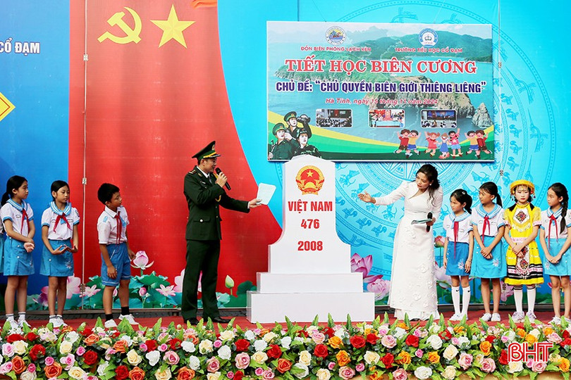 Các em học sinh được tiếp thu nhiều kiến thức về biển đảo, các mốc chủ quyền.