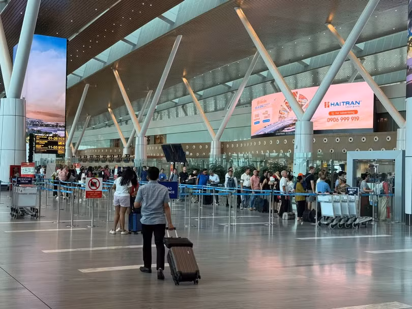 Hành khách làm thủ tục lên tàu bay tại nhà ga T3 sân bay Tân Sơn Nhất.