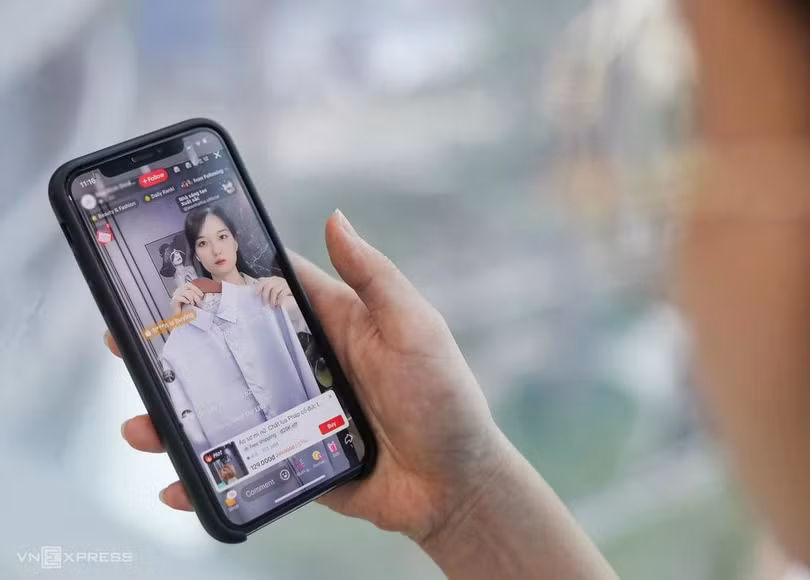 Người tiêu dùng xem livestream bán hàng qua mạng xã hội. Ảnh: Thành Nguyễn