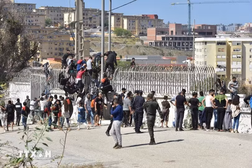 ttxvn-lan-song-di-cu-tai-ceuta-tay-ban-nha-lang-diu-8927585jpg.jpg