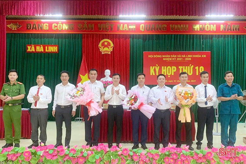 Đồng chí Trần Tuấn Nghĩa (thứ 5 từ trái sang) tại Kỳ họp HĐND xã Hà Linh, nhiệm kỳ 2021 - 2026. bqbht_br_1.jpg