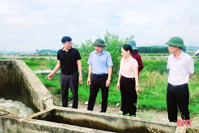 Lãnh đạo xã Việt Xuyên kiểm tra hệ thống mương dẫn tại một trạm bơm (Ảnh NVCC). bqbht_br_4.jpg