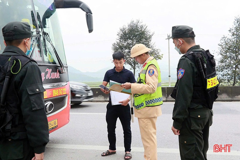 Phòng CSGT phối hợp với Phòng CSCĐ Công an tỉnh triển khai công tác đảm bảo an toàn giao thông trên quốc lộ 1 qua địa bàn tỉnh. bqbht_br_z6336924449791-82850fcaf4914df9cb5a99bf3f593737.jpg