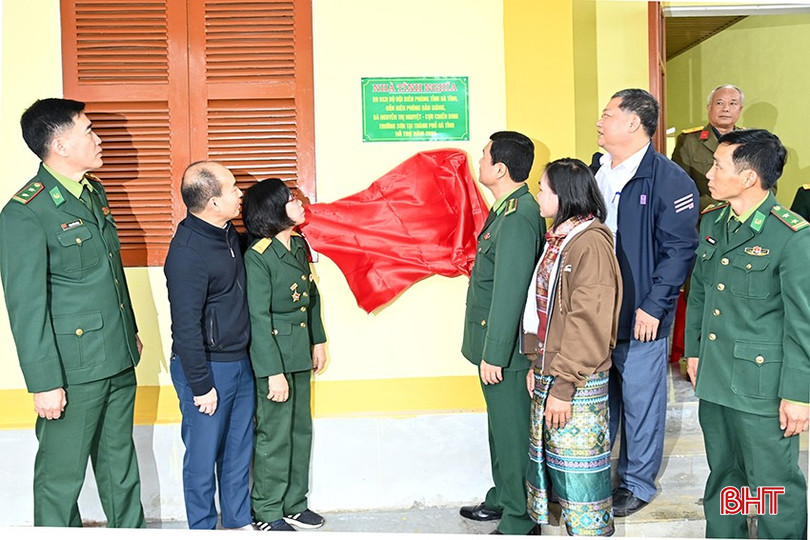 Cắt băng khánh thành nhà của chị Hồ Thị Hường, người dân tộc Chứt, ở bản Giàng 2, xã Hương Vĩnh.