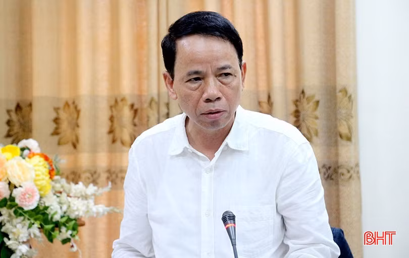 Giám đốc Sở Nội vụ Lê Minh Đạo báo cáo các tờ trình, dự thảo nghị quyết.