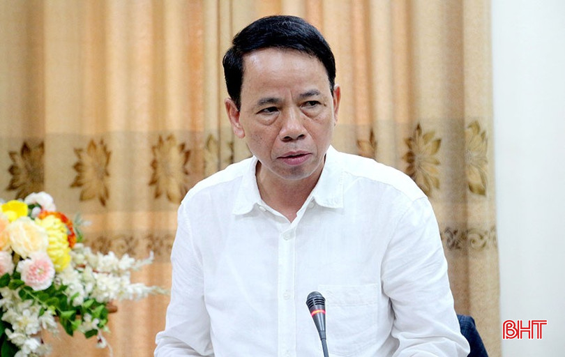 Giám đốc Sở Nội vụ Lê Minh Đạo báo cáo các tờ trình, dự thảo nghị quyết.